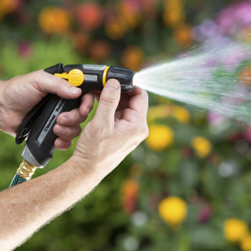 Hand adjusting the spray pattern of the R200 Melnor RelaxGrip Adjustable Nozzle