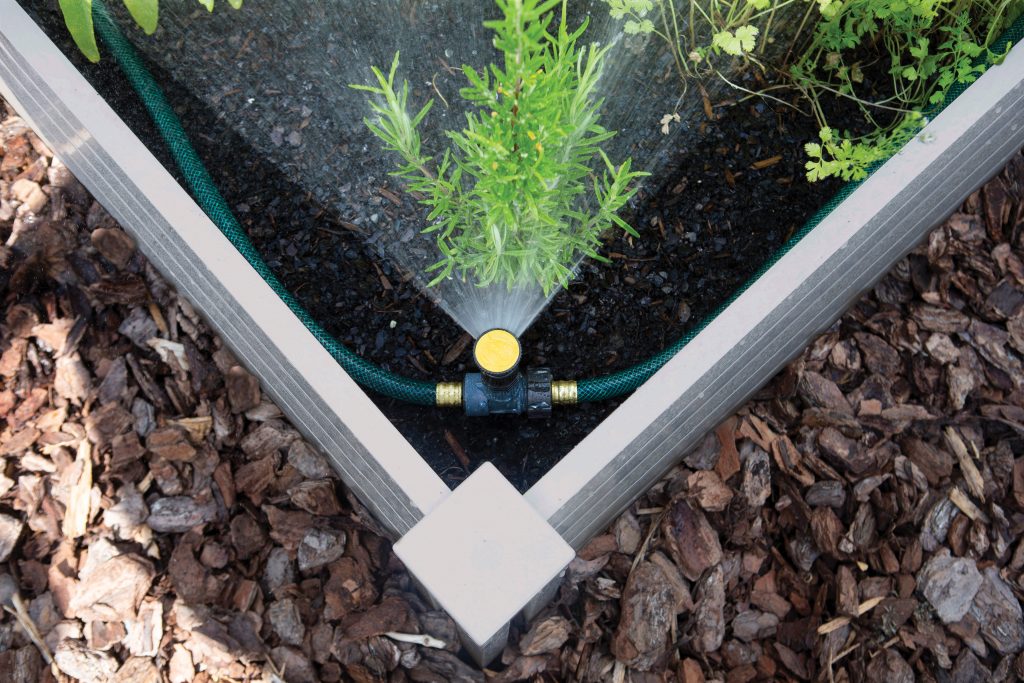 MultiAdjustable Spike Sprinkler Melnor, Inc.